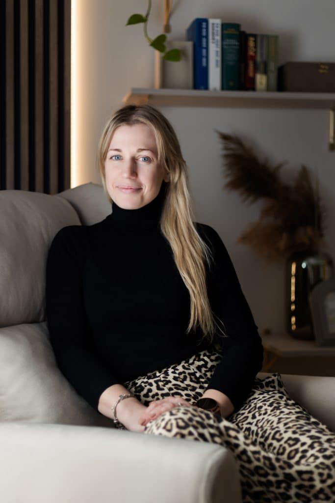 Justyna Kućmierz architektka wnętrz. siedząca na fotelu