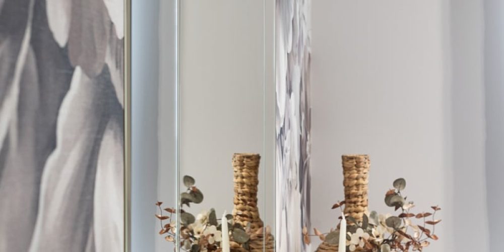 tapeta w łazience. Duże lustro i lampy kule