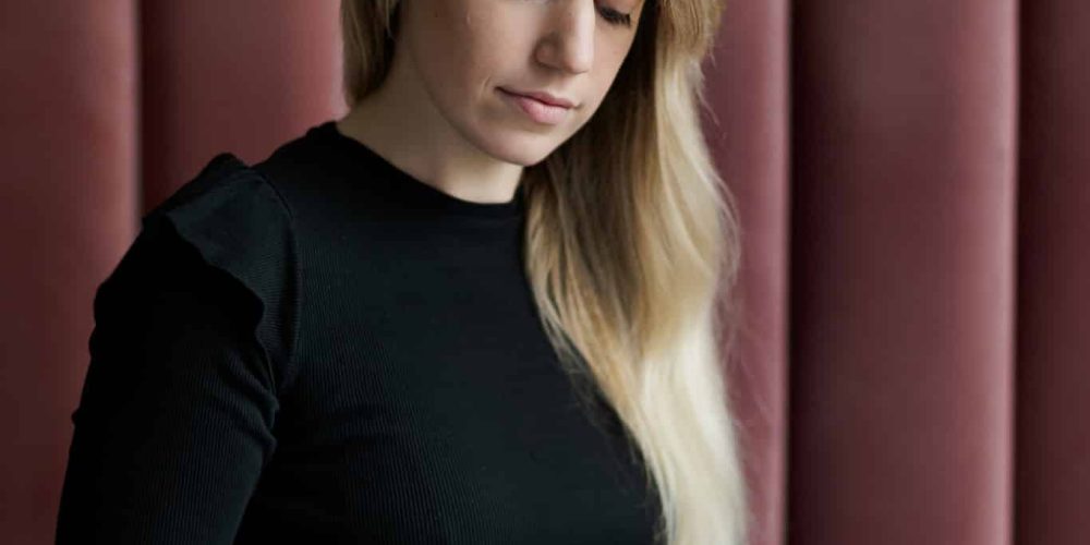Justyna Kućmierz architektka wnętrz notująca coś na kartce