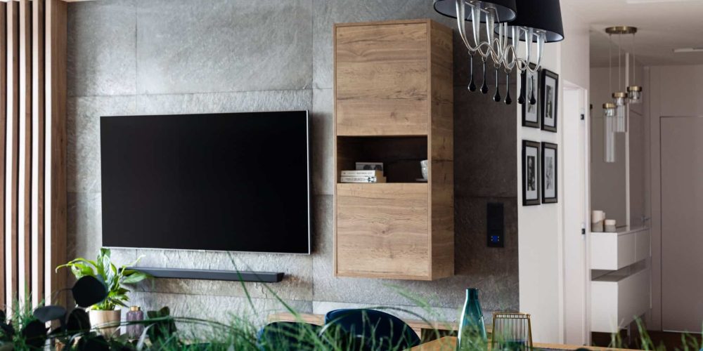 TV na ścianie z fornirem kamiennym, rośliny liofilizowane